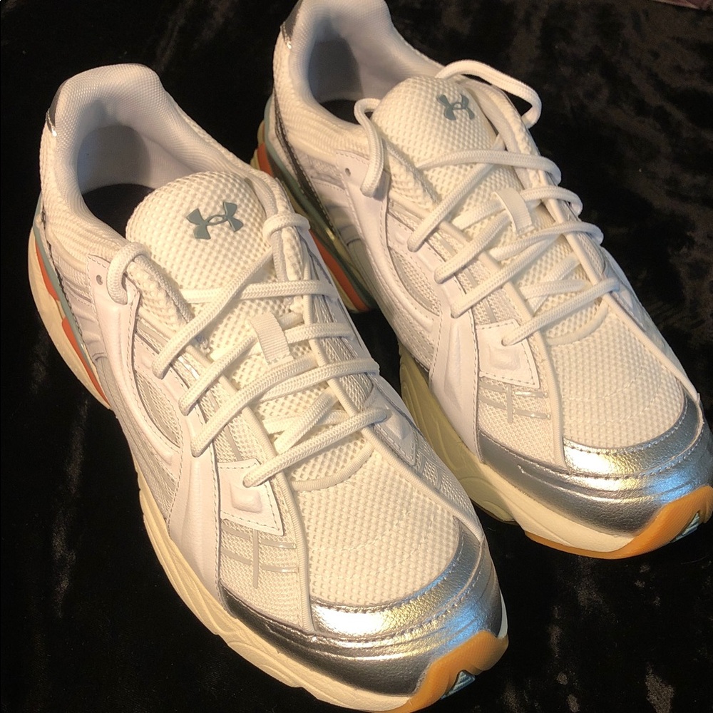 Under Armour Sola sneakers men 8.5, Women 11 NEW